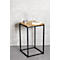 Table d'appoint avec plateau en bois, cadre en métal noir, verre, bol et livre. Fond gris.