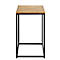 Table d'appoint carrée avec plateau en bois et cadre en métal noir.