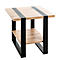 Une table d'appoint carrée avec plateau en bois et étagère inférieure. Cadre en métal noir.