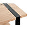 Table d'appoint carrée avec plateau en bois et structure en métal noir. Il y a deux bandes de métal noir entre les planches supérieure et inférieure.