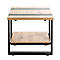 Table d'appoint carrée avec plateau en bois et cadre en métal. Deux bandes grises ornent le plateau. En dessous, une autre étagère.