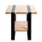 Table d'appoint carrée en bois clair avec pieds et bandes en métal noir.