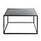 Table basse carrée avec un plateau en verre foncé et une structure en métal noir.