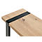 Gros plan sur un dessus de table en bois avec une bande et un pied en métal noir, le grain du bois est clairement visible.