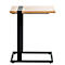 Table d'appoint avec plateau en bois et cadre en métal noir. Le plateau en bois a une bande noire.