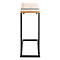 Table d'appoint avec plateau rectangulaire en bois, cadre noir. Le plateau en bois a une bande foncée. Sur fond clair.