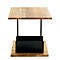 Table d'appoint avec plateau carré en bois et pieds noirs, magazine dans un compartiment, boule blanche à motifs floraux.