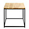 Table d'appoint carrée en bois avec un cadre en métal noir. Le plateau est brun clair, le cadre noir.