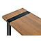 Table d'appoint étroite et rectangulaire avec plateau en bois brun et cadre en métal noir.