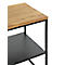 Table d'appoint avec plateau en bois et structure en métal noir. Une autre étagère en dessous.