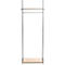 Kledingrek met zwart metalen frame en lichte houten planken.