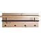 Wandgarderobe van licht hout met een zwarte kledingstang, haken en plank.