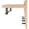 Wandplank met houten plank, metalen kledinghanger en zwarte schroeven.