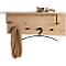 Houten kapstokpaneel met plank, zwarte hanger, knoppen en sjaal.