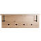 Houten wandplank met zwarte haken en knoppen.