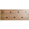 Houten plank met acht donkere knoppen gerangschikt in twee rijen.
