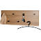 Houten wand met zwarte haken en hanger. Een sjaal hangt aan de haak. Sleutelhanger aan de haak.