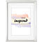 Ein gerahmtes Bild mit der Aufschrift "Stay Inspired" auf einem farbigen Aquarellhintergrund.