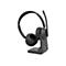 Schwarzes kabelloses On-Ear-Headset mit Mikrofonarm in einer Ladestation auf weißem Hintergrund.