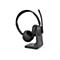 Schwarzes Wireless-Headset auf einer passenden Ladestation vor weißem Hintergrund.