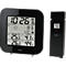 Schwarze Wetterstation mit Digitalanzeige. Zeigt Uhrzeit, Datum, Wettervorhersage, Temperatur und Luftfeuchtigkeit an, zusammen mit einem separaten Sensor.