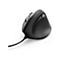 Schwarze vertikale ergonomische Computermaus mit Kabel vor weißem Hintergrund.