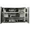Open metalen kast met camera's en lenzen. Diverse fotoapparatuur wordt opgeborgen op drie planken.