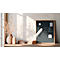 Zwart bord met notities, een lichtbundel en decoratie op een houten plank. Naast het bord staan een vaas en boeken.