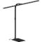 Zwarte, moderne vloerlamp met een lange, horizontale lamp en een vierkante voet.