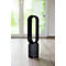 Zwarte torenventilator met ovaal frame, staand op houten vloer, achtergrond raam.