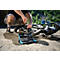 Persoon die een mountainbike repareert. Gereedschapskist ernaast.