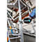 Hand met sleutel op een steiger. Detailopname van de montage.