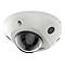 Weiße Fisheye-Überwachungskamera von Hikvision mit gewölbter Glaskuppel vor weißem Hintergrund.
