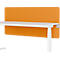 Schreibtisch mit orangefarbener Schallschutzwand, weißer Tischplatte und -beinen.