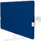 Blaue Schallschutzwand an einem weißen Schreibtisch befestigt. Die Wand ist mit weißen Klammern befestigt.