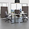 Büro mit grauem Schreibtisch, Stühlen und Trennwänden, Stadt im Hintergrund.