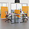 Büro mit orangefarbenen Trennwänden, grauen Schreibtischen, Stühlen und Fenster mit Stadtblick.