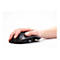 Hand auf ergonomischer, schwarzer Maus. Der Hintergrund ist weiß.