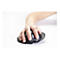 Nahaufnahme: Eine Hand umgreift eine schwarze ergonomische Maus auf weißem Hintergrund. Die Finger liegen auf den Maustasten.