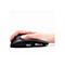 Eine Hand umfasst eine ergonomische Maus in Schwarz. Der Daumen liegt auf der linken Seite, die Finger ruhen auf den Tasten.