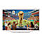Hisense DecoTV S5 mit FIFA WM-Motiv, zeigt den goldenen WM-Pokal vor einem jubelnden Stadionpublikum.
