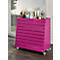 Ein pinkfarbener Schrank mit Rollen, gefüllt mit Spirituosen. Der Schrank hat ein modernes Design mit horizontalen Holzlatten.