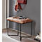 Hocker mit brauner, gesteppter Sitzfläche und schwarzem Metallgestell.