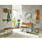 Wohnzimmer mit Hocker, Schal, Schlüssel und Schuhen. Pampasgras in blauer Vase. Wandhaken in Form eines Baumes.