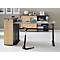 Een modern bureau met een laptop en stahulp in een helder kantoor. Het bureau heeft een houtlook, het frame is zwart.