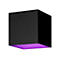 Quadratische schwarze Wandleuchte mit leuchtender violett-farbener Unterseite vor weißem Hintergrund.