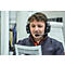 Un homme portant un casque lit un document, les yeux baissés. Il porte un sweat-shirt bleu foncé avec un accent orange.
