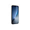 Dunkles Smartphone in Seitenansicht mit leuchtendem, blauem Display vor weißem Hintergrund.