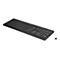 Eine schwarze Tastatur mit weißen Beschriftungen. Rechts davon ein USB-Empfänger.