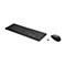 Schwarzes drahtloses Tastatur- und Maus-Set von HP, vor weißem Hintergrund. Die Tastatur hat die üblichen Tasten und das HP-Logo, die Maus ist einfach und kompakt, mit dem HP-Logo. Ein USB-Empfänger ist ebenfalls zu sehen.